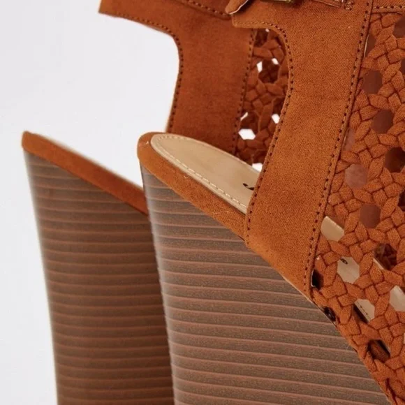 LAST CHANCE!! Get it before it’s GONE!! 👋❤️ Sandle Wedges - Picture 4 of 8
